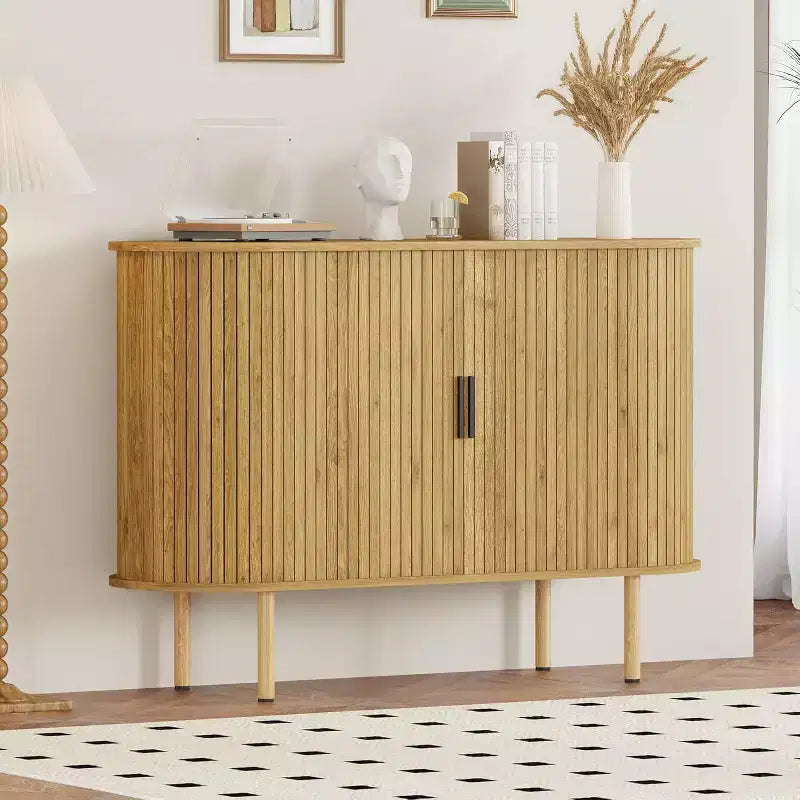 Bahut cannelé avec portes coulissantes, console de rangement moderne avec étagères réglables pour salon, cuisine, salle à manger, entrée