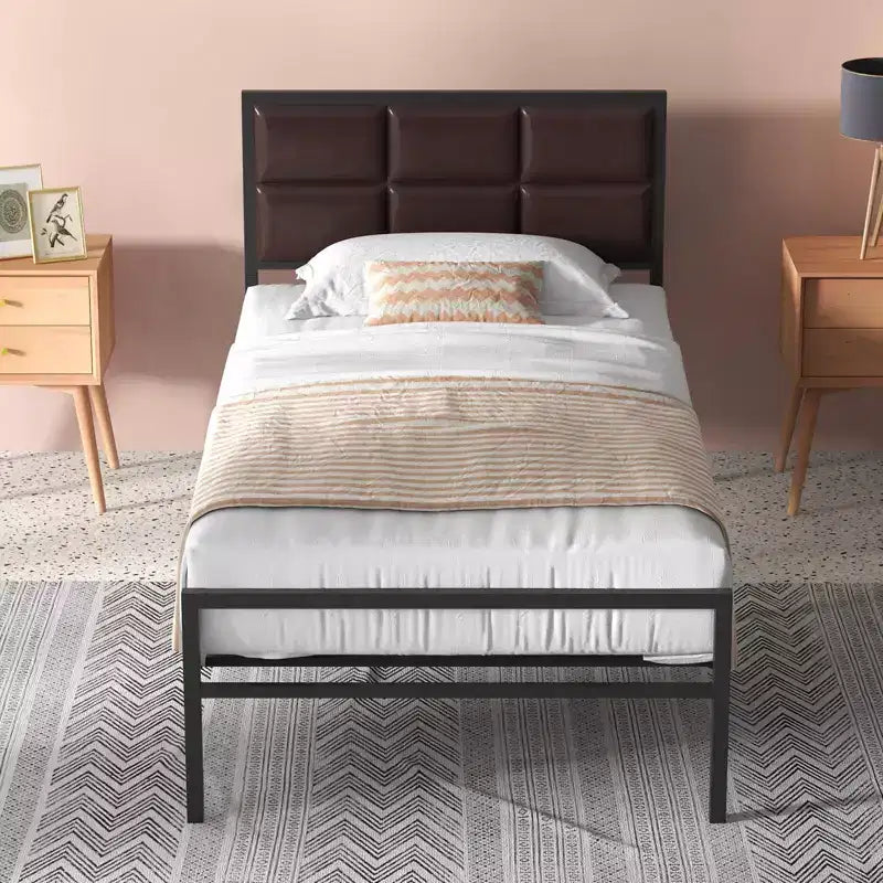 Cadre de lit en métal robuste avec plateforme et tête de lit rembourrée en similicuir chocolat, 25 cm d'espace de rangement sous le lit