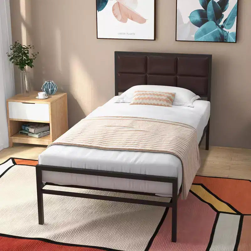 Cadre de lit en métal robuste avec plateforme et tête de lit rembourrée en similicuir chocolat, 25 cm d'espace de rangement sous le lit