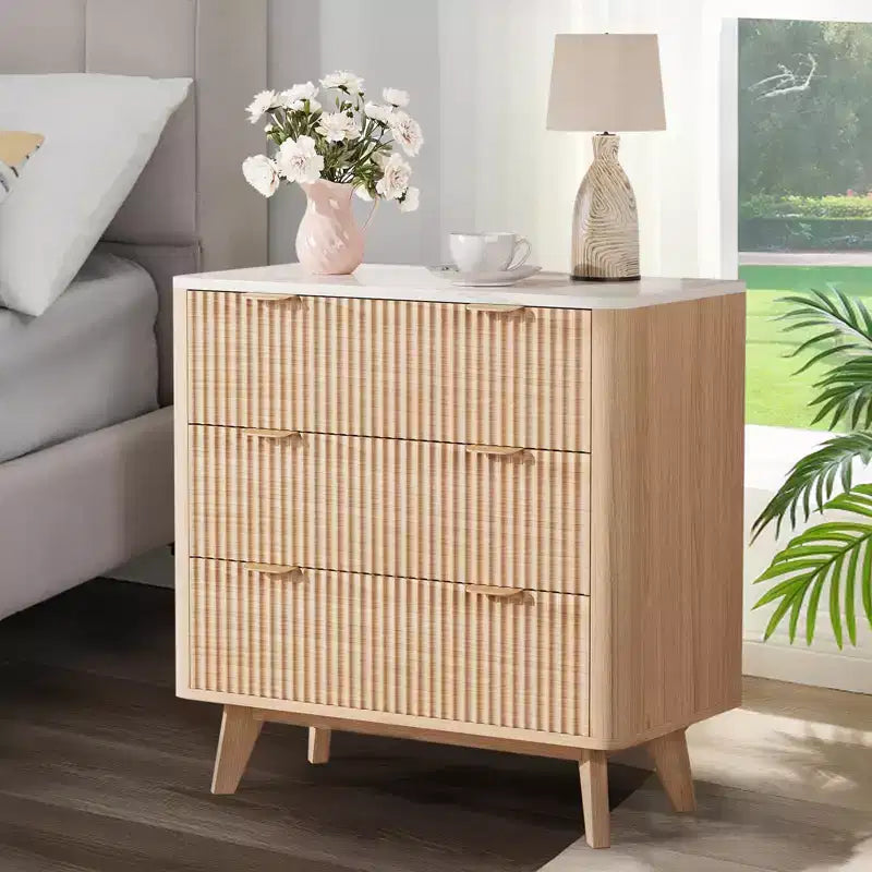 Table de chevet cannelée moderne avec plateau effet marbre, commode de chevet à 3 tiroirs avec profil incurvé