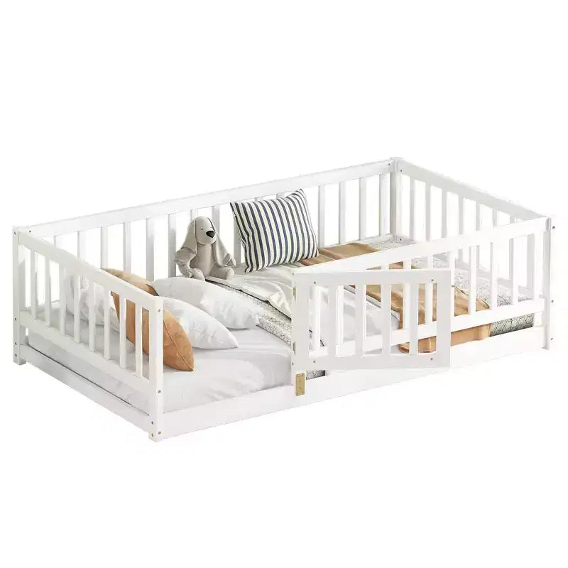 Lit au sol en bois avec clôture de sécurité et porte, sommier à lattes pour enfants