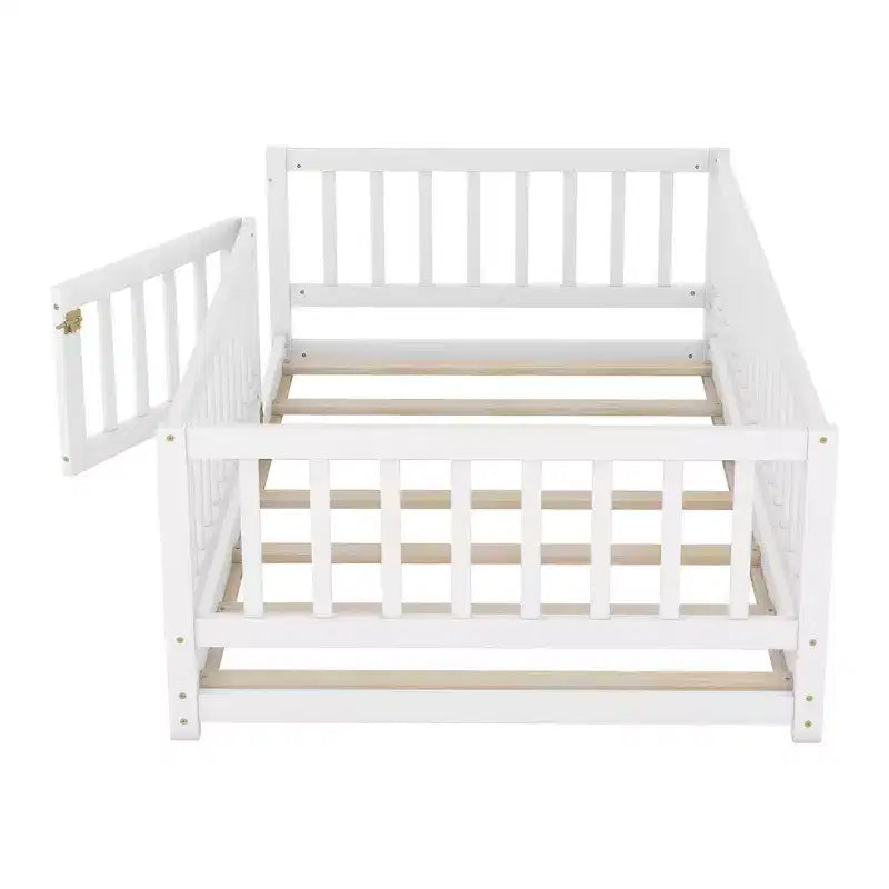 Lit au sol en bois avec clôture de sécurité et porte, sommier à lattes pour enfants