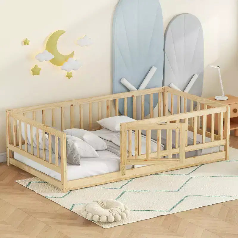Lit au sol en bois avec clôture de sécurité et porte, sommier à lattes pour enfants