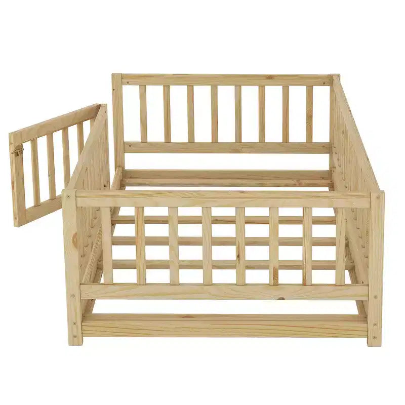 Lit au sol en bois avec clôture de sécurité et porte, sommier à lattes pour enfants