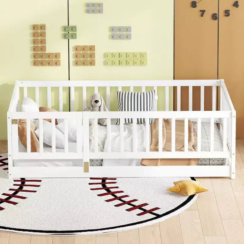 Lit au sol en bois avec clôture de sécurité et porte, sommier à lattes pour enfants