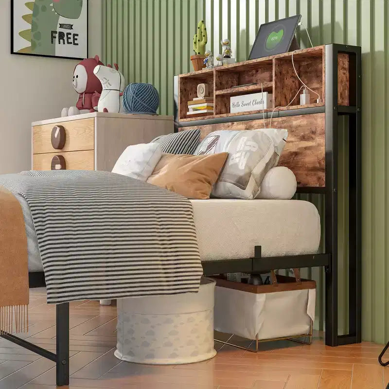 Cadre de lit plateforme moderne en métal et bois avec tête de lit de rangement et station de recharge