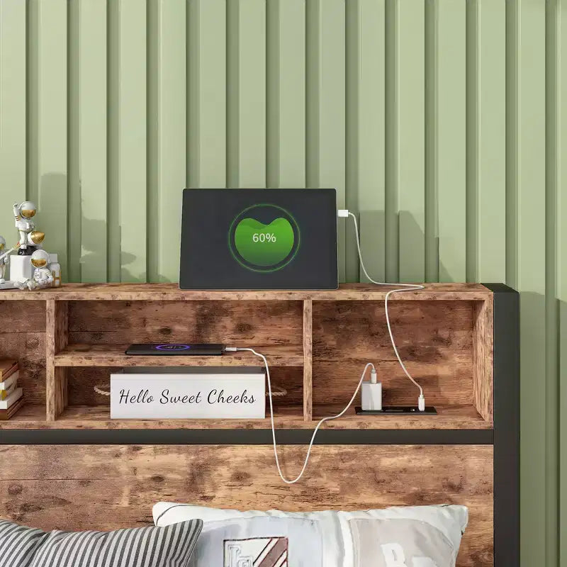 Cadre de lit plateforme moderne en métal et bois avec tête de lit de rangement et station de recharge