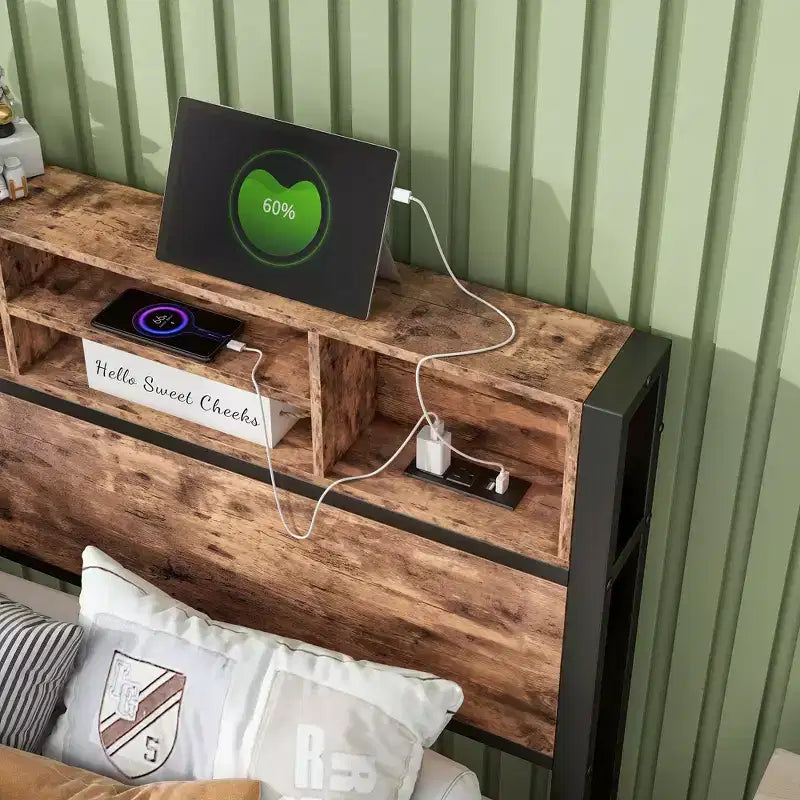 Cadre de lit plateforme moderne en métal et bois avec tête de lit de rangement et station de recharge